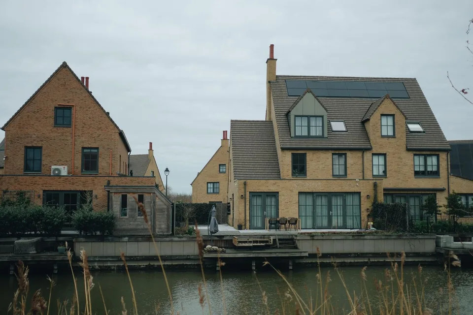 Nieuwe woningen van gele baksteen aan een vaart in Hoofddorp