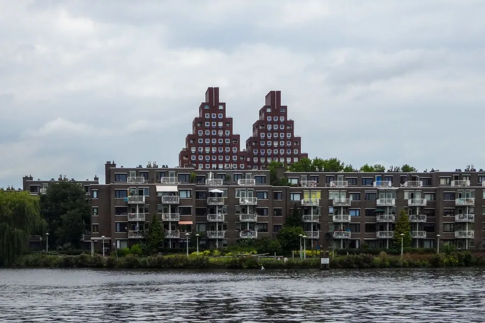 Naoorlogse woonblokken met balkons aan het water in Amsterdam