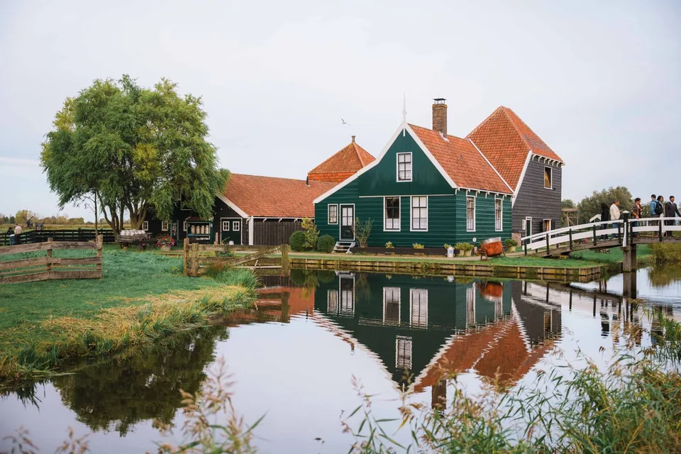 Groen geschilderd Zaans houten huis aan een vijver op de Zaanse Schans